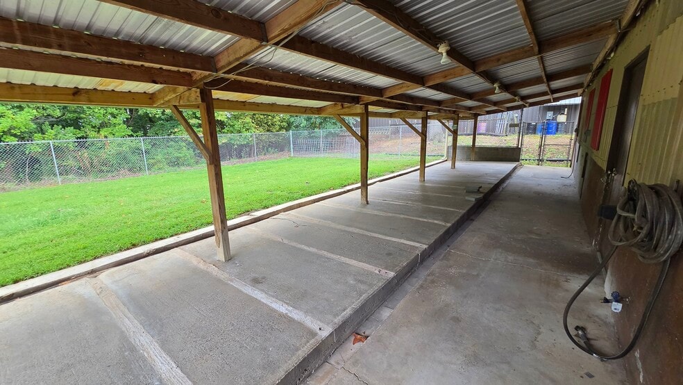 More Photos Of 4038 Hartley St, Charlotte Flex For Lease