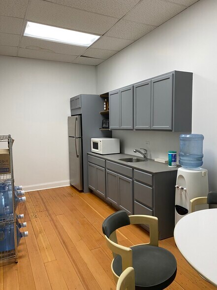 More Photos Of 6332 Roosevelt Rd, Oak Park Loft Creative Space For Sale