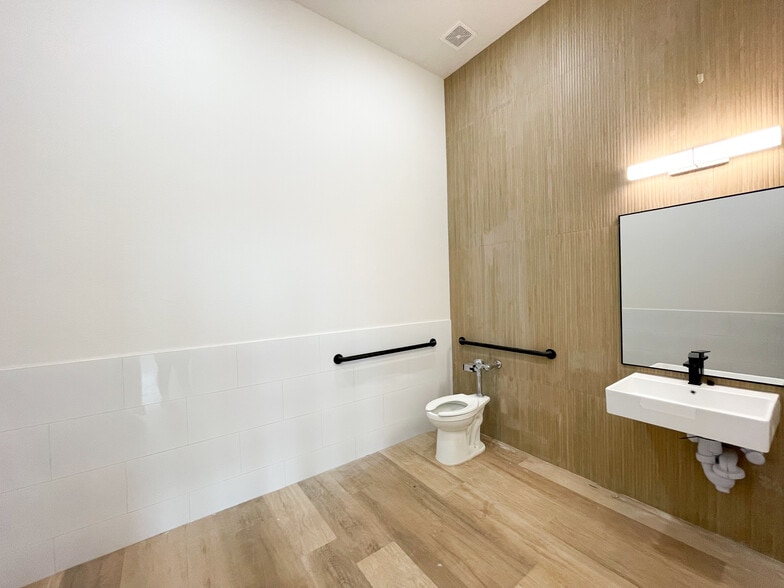 More Photos Of 6905 Alcove Ave, Lubbock Office For Sale