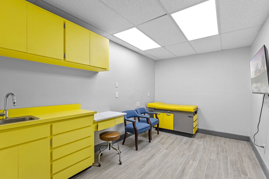 More Photos Of 901 N Grove St, Eustis Office For Sale