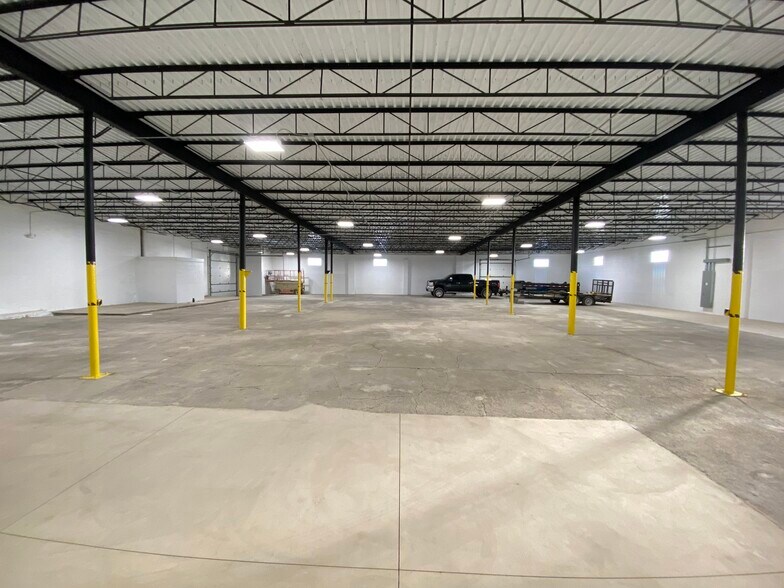 More Photos Of 20 Lexington Pl, Austintown Warehouse For Lease
