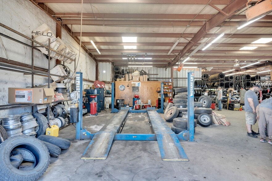 More Photos Of 475 W Commerce St, Fairfield Auto Salvage Facility For Sale