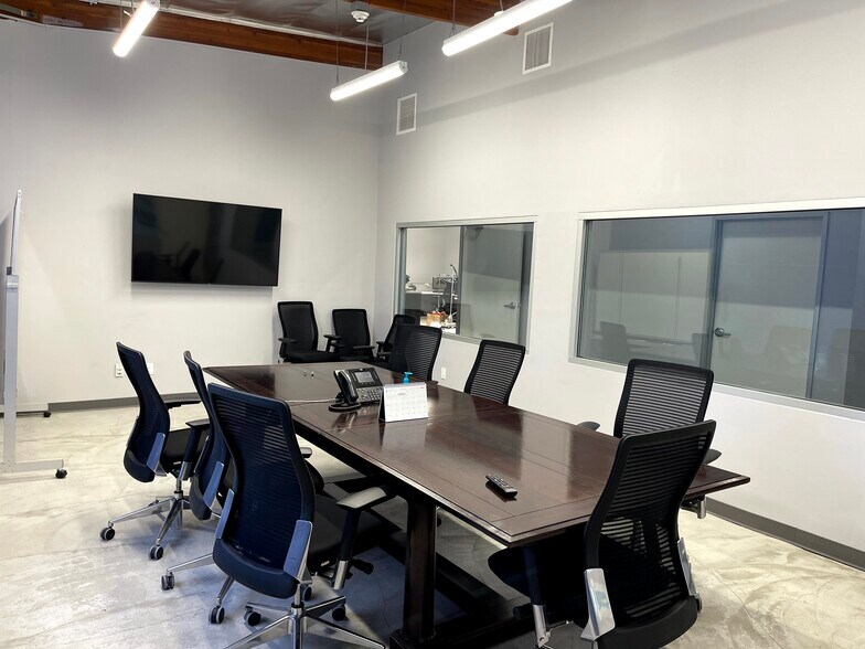 More Photos Of 3800 S Hill St, Los Angeles Warehouse For Lease
