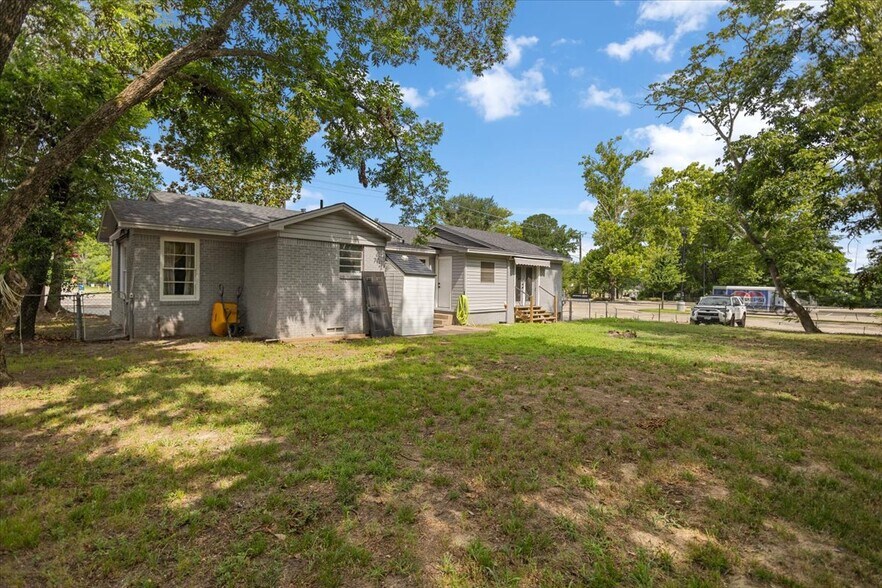 More Photos Of 501 N Main St, Lindale Office For Sale