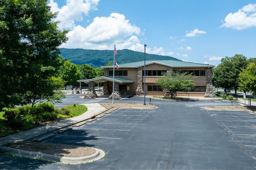 More Photos Of 172 Riverbend St, Waynesville Manufacturing For Lease