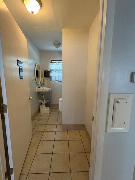 More Photos Of 1239 W Main St, Jenks Medical For Sale