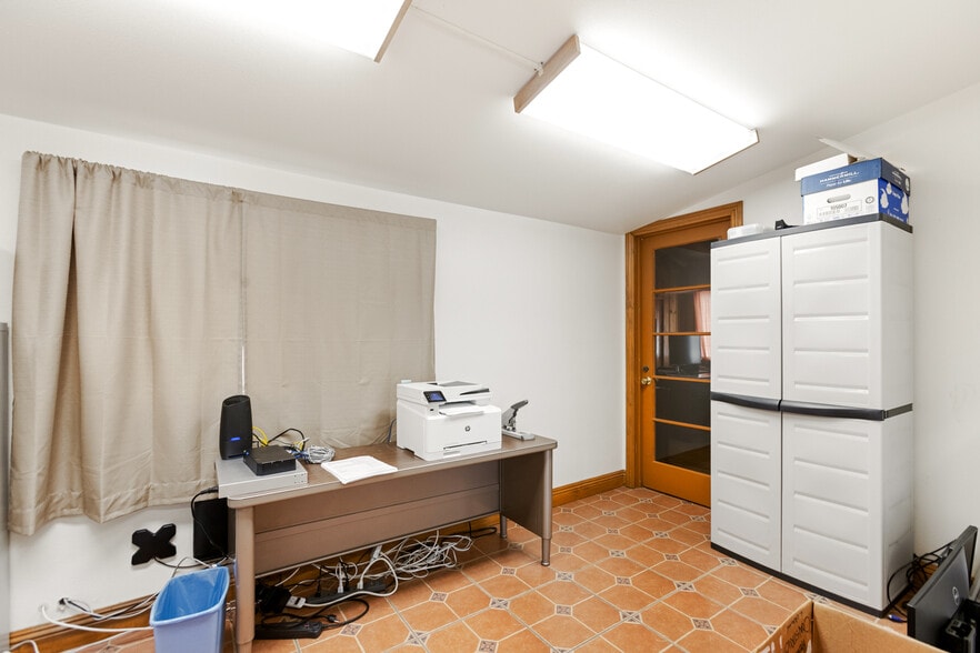 More Photos Of 635 Veile Ave, Beaumont Office For Sale