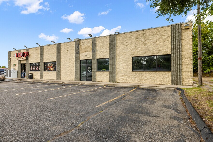 More Photos Of 10840-10850 W 9 Mile Rd, Oak Park Freestanding For Lease