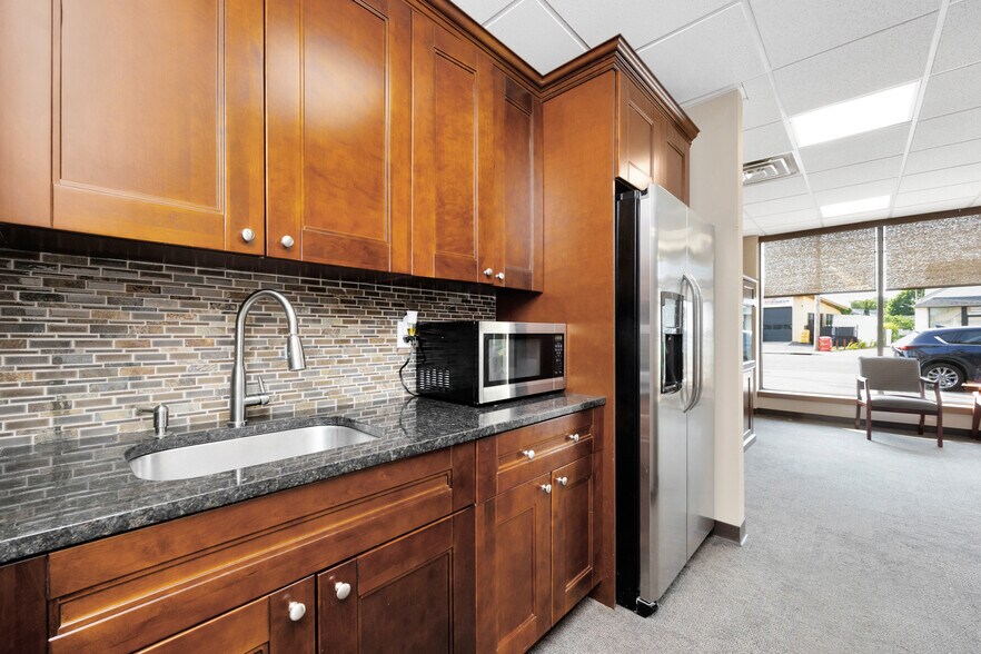 More Photos Of 245-249 W Montauk Hwy, Lindenhurst Office For Lease