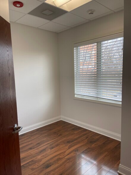 More Photos Of 114 W Rockland Rd, Libertyville Office For Lease
