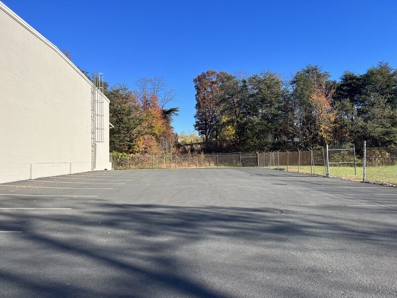 More Photos Of 9610 Gunston Cove Rd, Lorton Warehouse For Lease