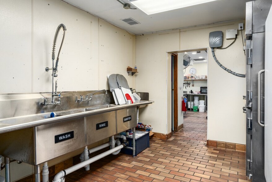 More Photos Of 970 Newton St, Baldwin Restaurant For Sale