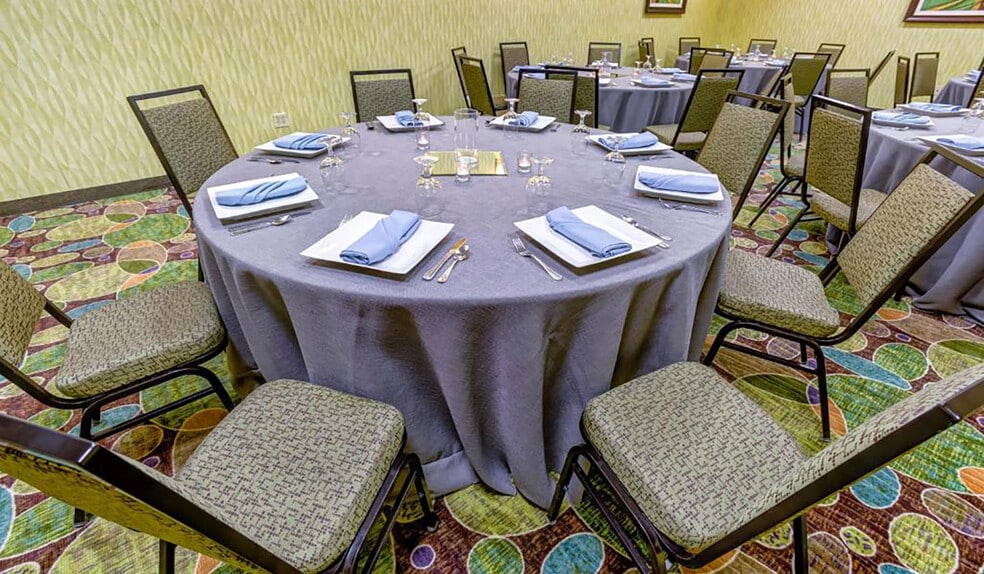 More Photos Of 251 Pennsylvania Pky, Indianapolis Hotel For Sale