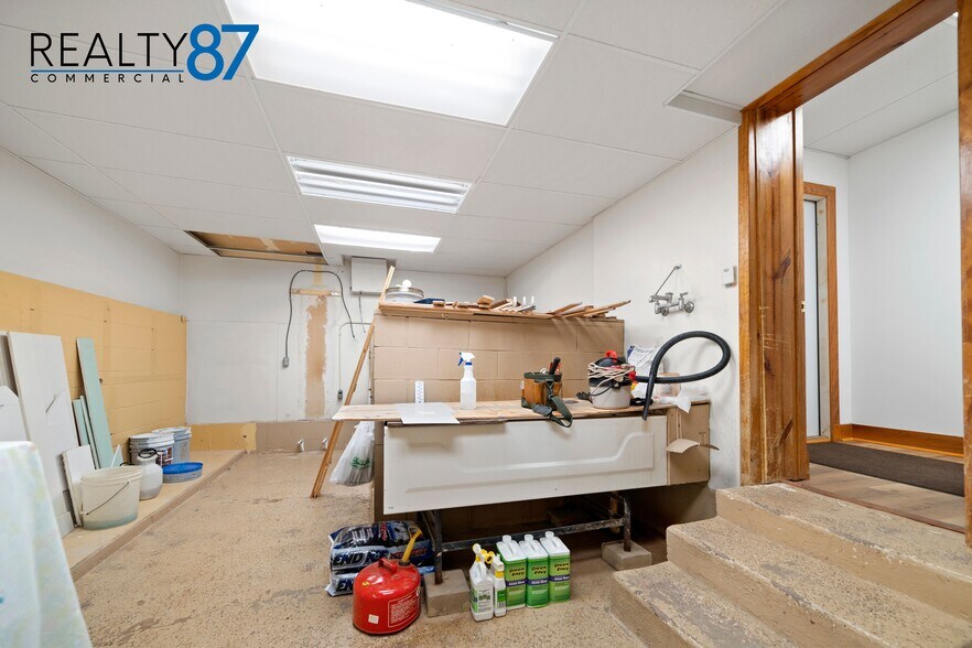 More Photos Of 448 7th Ave, Marion Office For Sale