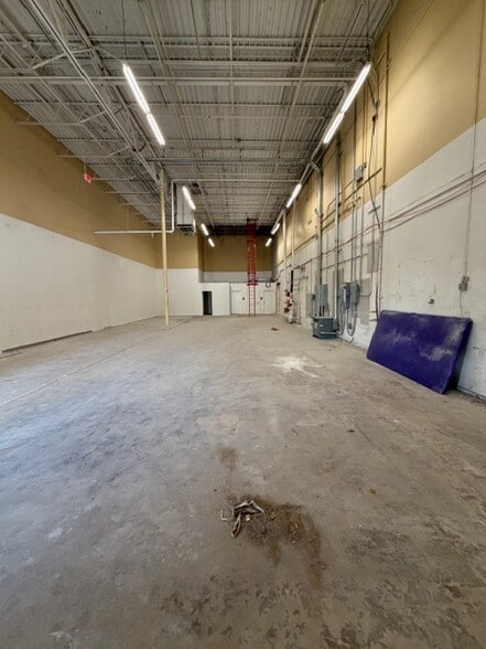 More Photos Of 8102 Blanding Blvd, Jacksonville Storefront For Lease