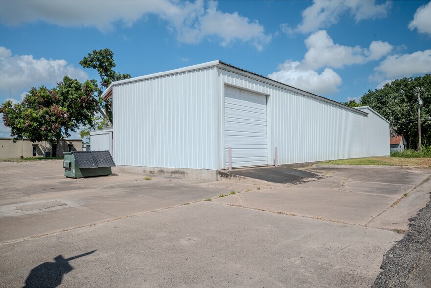 More Photos Of 619 E Jackson St, El Campo Warehouse For Lease