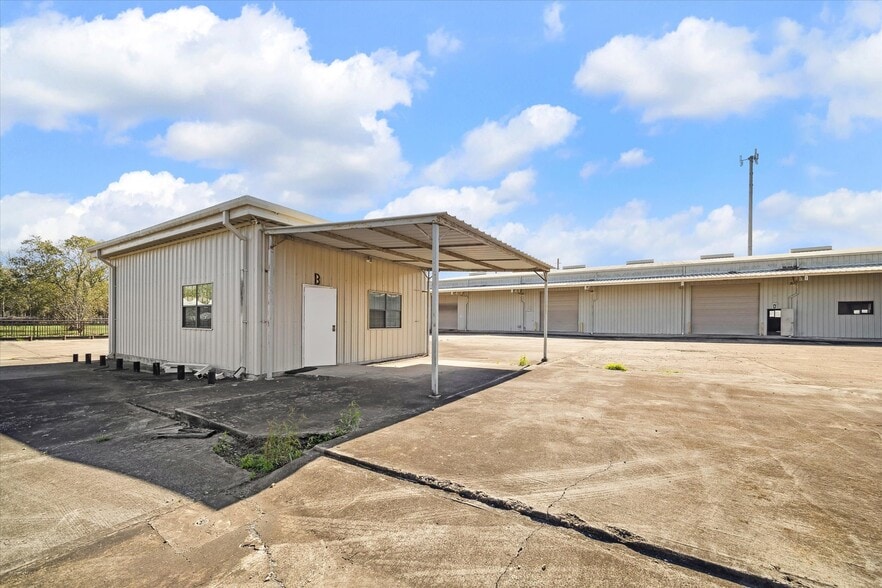 More Photos Of 9130 Wayfarer Ln, Houston Manufacturing For Sale
