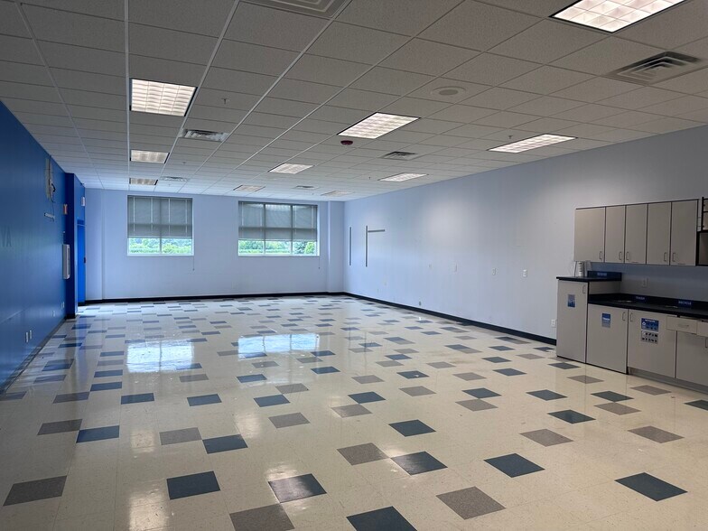 More Photos Of 205 Fairview Dr, Dallas Center Warehouse For Sale