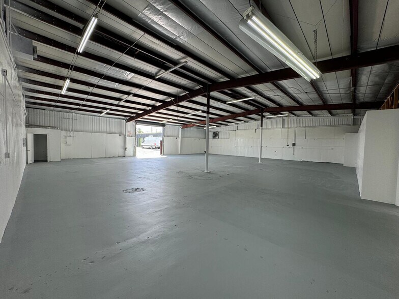 More Photos Of 2621 Skyview Dr, Lakeland Industrial For Lease