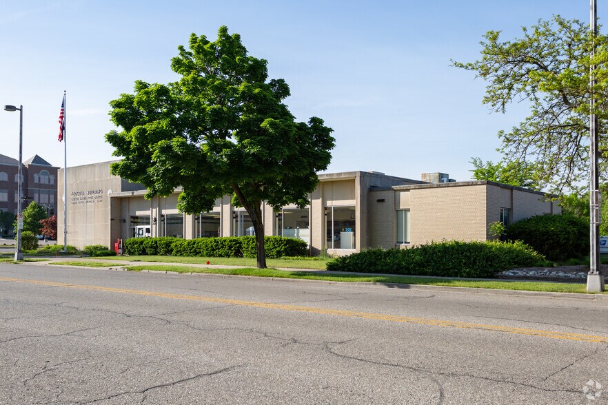 More Photos Of 324 Washington Ave, Grand Haven Post Office For Lease