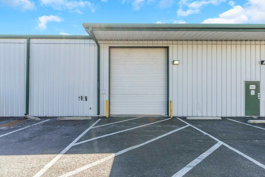 More Photos Of 16547 US Highway 19, Hudson Showroom For Lease