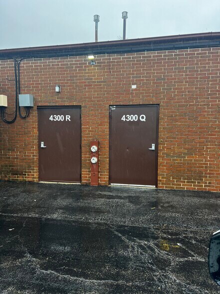 More Photos Of 4300 Lincoln Ave, Rolling Meadows Showroom For Sale