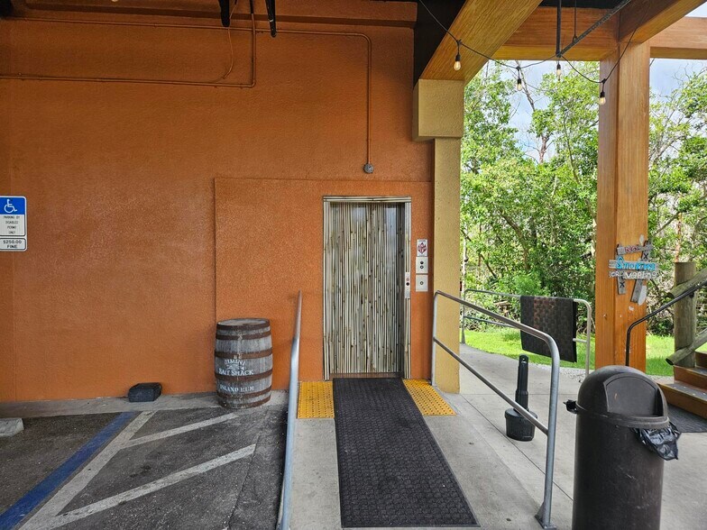 More Photos Of 17501 Harbour Point Dr, Fort Myers Restaurant For Sale