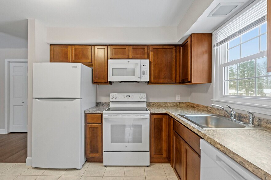 More Photos Of 565 Bay Rd, Queensbury Office For Lease