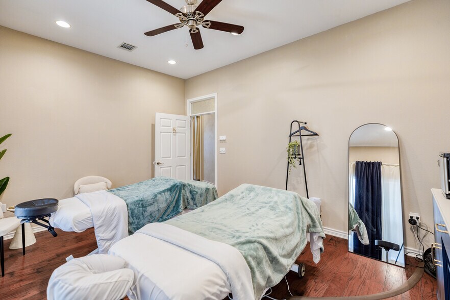 More Photos Of 12335 Hymeadow Dr, Austin Office For Sale