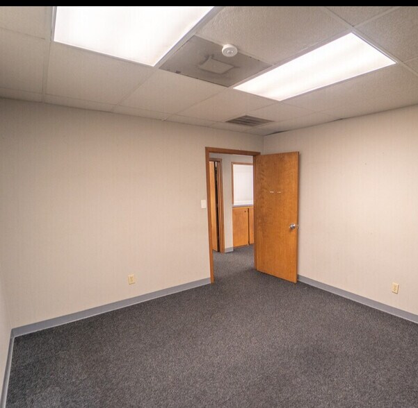 More Photos Of 1404 E Rio Grande St, Victoria Warehouse For Sale