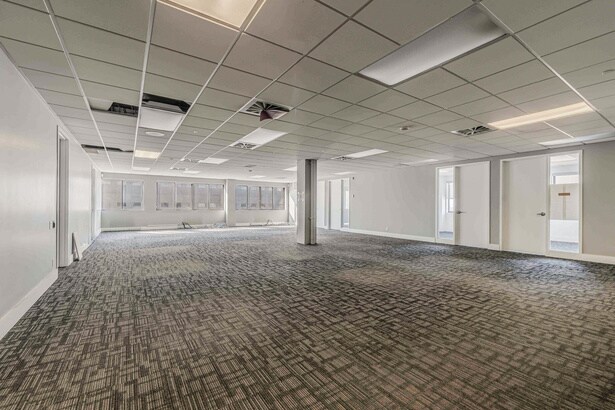 More Photos Of 323-355 Rue Chabanel O, Montréal Office For Lease