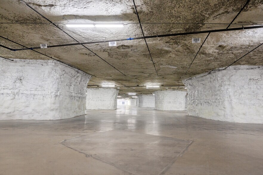 More Photos Of 5351 Lee's Summit Rd, Kansas City Warehouse For Lease