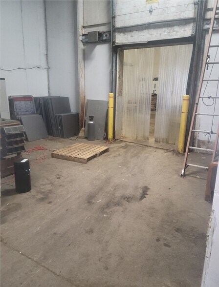 More Photos Of 800 W 17th St, Muncie Warehouse For Sale