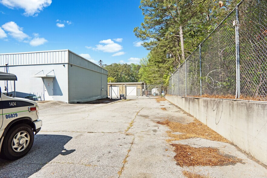 More Photos Of 1560 Commercial Ct, Jonesboro Office For Sale