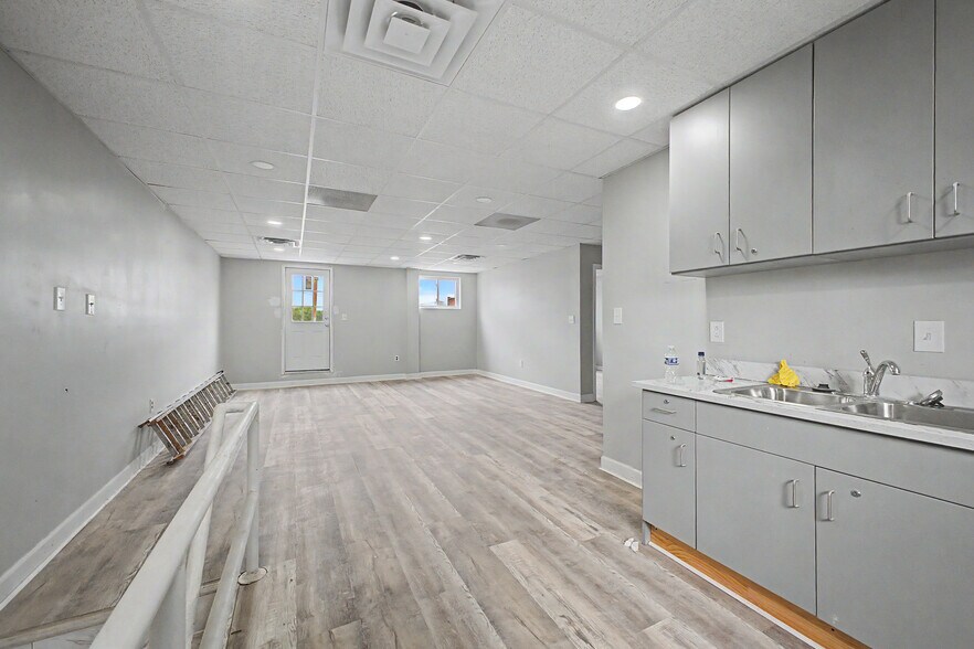 More Photos Of 19323 W Warren Ave, Detroit Storefront Retail Residential For Lease