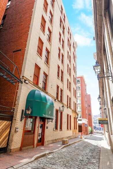 More Photos Of 425 1st Ave, Pittsburgh Medical For Lease