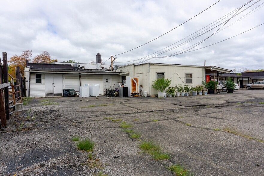 More Photos Of 27527 Telegraph Rd, Flat Rock Hotel For Sale