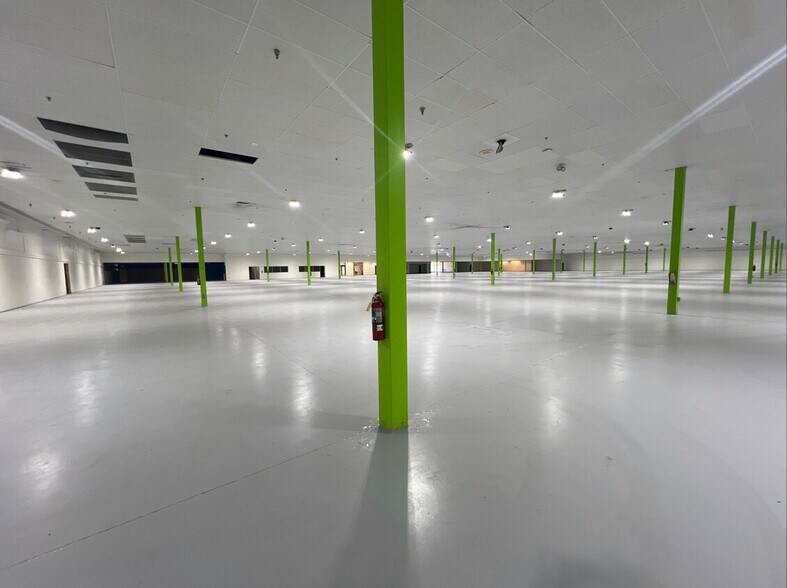 More Photos Of 615 S Monroe Ave, Mason City Warehouse For Lease