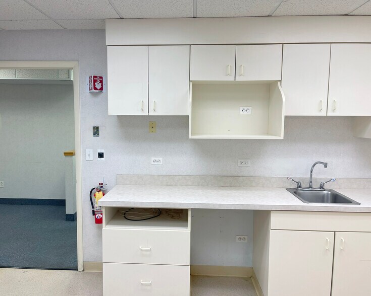 More Photos Of 800 Coventry Dr, Phillipsburg Office For Sale