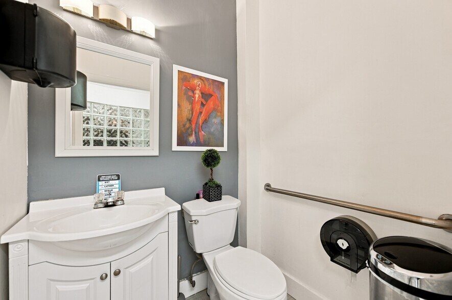 More Photos Of 610-618 NE 124th St, North Miami Office For Sale