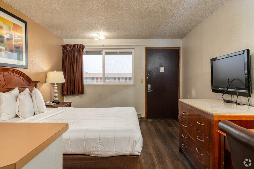 More Photos Of 408 Yakima Valley Hwy, Sunnyside Hotel For Sale