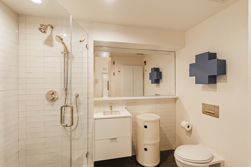 More Photos Of 610 Main St, Venice Office For Sale