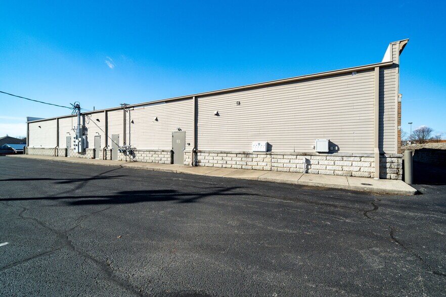 More Photos Of 120 Roberts Ln, Hillsboro Freestanding For Lease