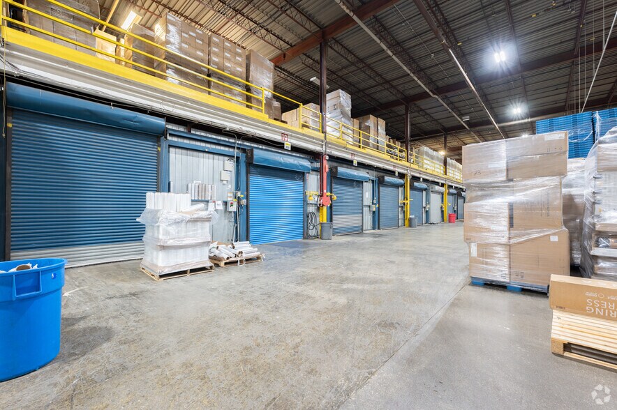 More Photos Of 6757 Northwest Dr, Mississauga Distribution For Lease