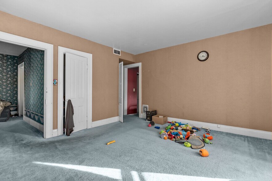 More Photos Of 754 N Main St, Oshkosh General Retail For Sale