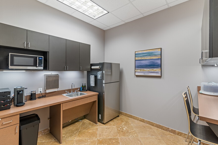 More Photos Of 10320 Lake Rd, Houston Loft Creative Space For Lease