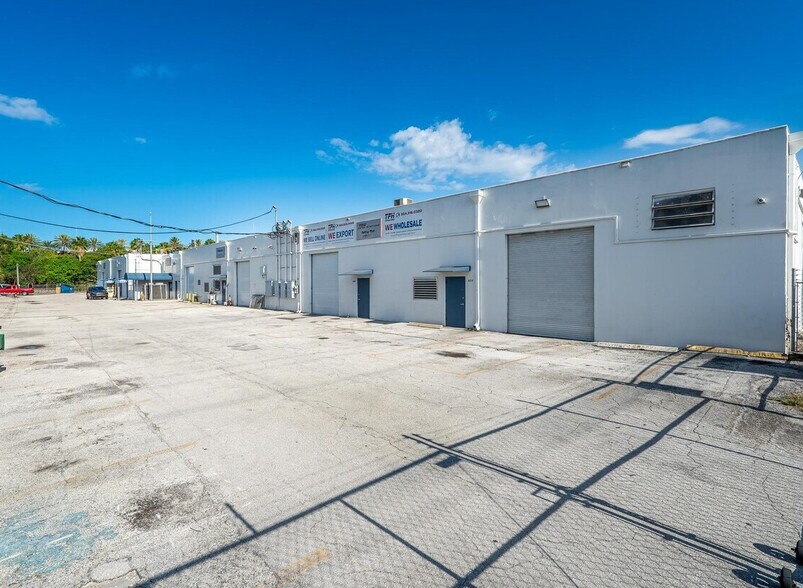 More Photos Of 2968 Ravenswood Rd, Fort Lauderdale Warehouse For Lease