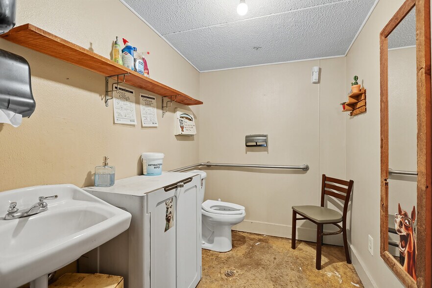More Photos Of 216 W Steuben St, Cook General Retail For Sale
