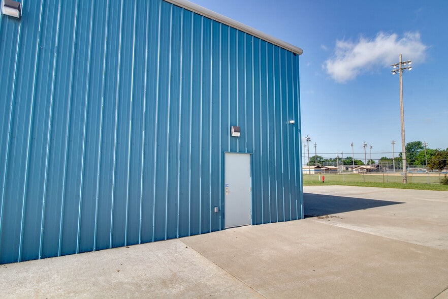 More Photos Of 300 Rou des Chateaux, Bethalto Parking Garage For Sale