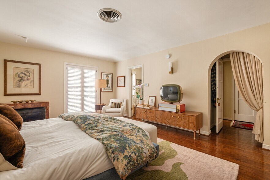 More Photos Of 367 N Orange Dr, Los Angeles Apartments For Sale